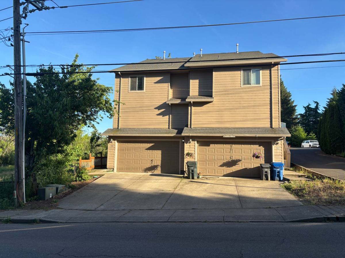 Apartment for rent at 940 942 River Bend Rd NW, Salem, OR 97304