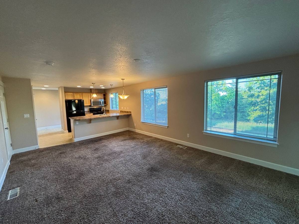 Apartment for rent at 940 942 River Bend Rd NW, Salem, OR 97304