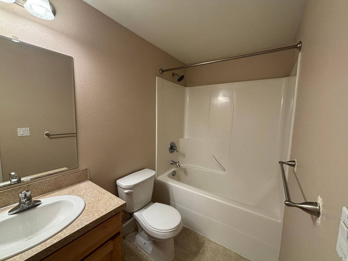 Apartment for rent at 940 942 River Bend Rd NW, Salem, OR 97304