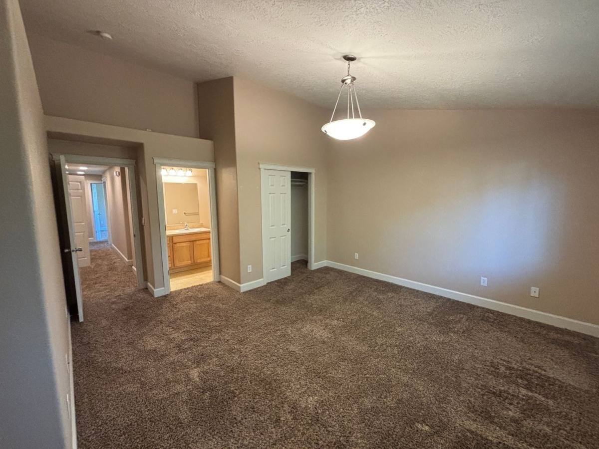 Apartment for rent at 940 942 River Bend Rd NW, Salem, OR 97304