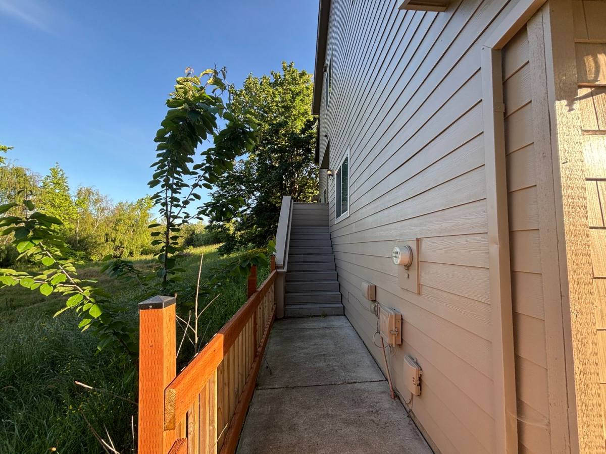 Apartment for rent at 940 942 River Bend Rd NW, Salem, OR 97304