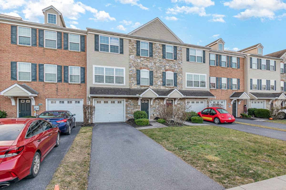 Townhouse for rent at 425 Eisenhower Dr, Carlisle, PA 17013