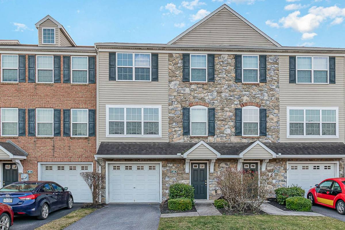 Townhouse for rent at 425 Eisenhower Dr, Carlisle, PA 17013