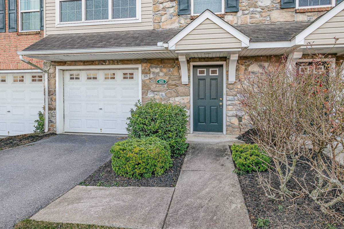 Townhouse for rent at 425 Eisenhower Dr, Carlisle, PA 17013