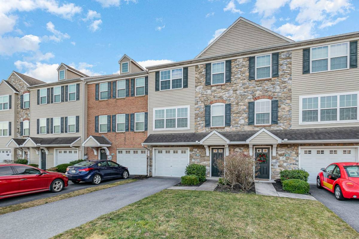 Townhouse for rent at 425 Eisenhower Dr, Carlisle, PA 17013