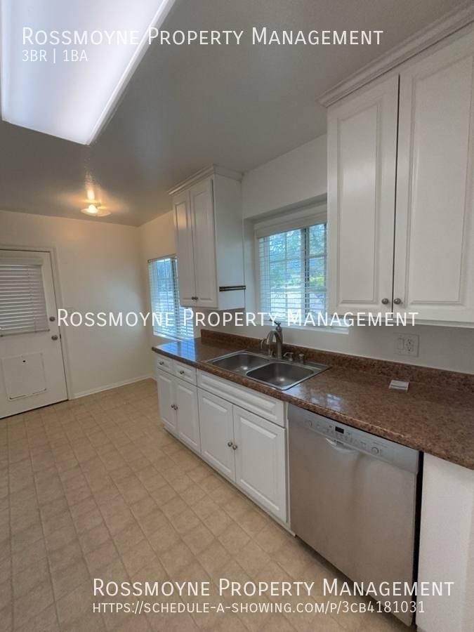 House for rent at 4633 New York Ave, La Crescenta, CA 91214