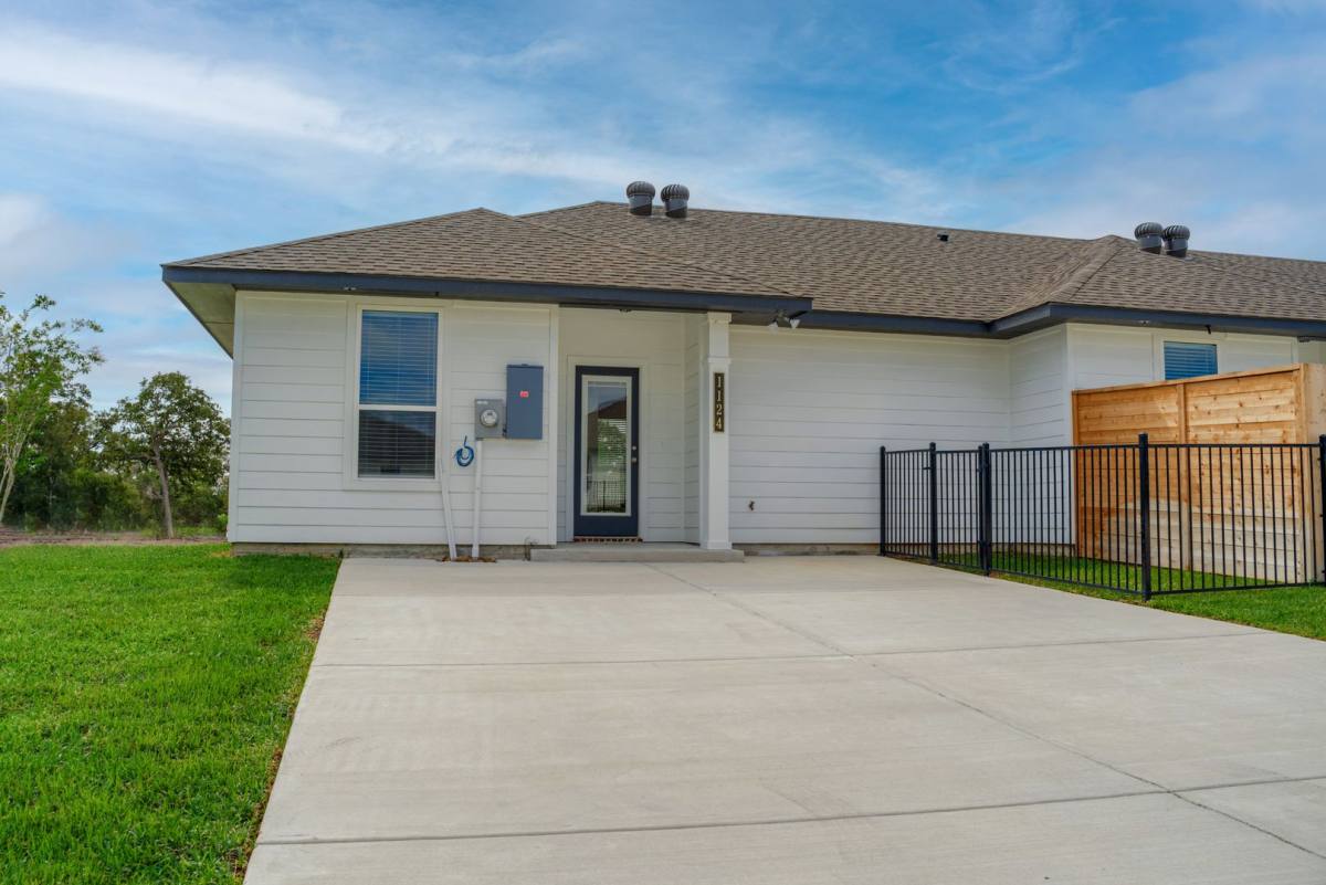 Townhouse for rent at 2047 Vintage Farms Way #1, Brenham, TX 77833
