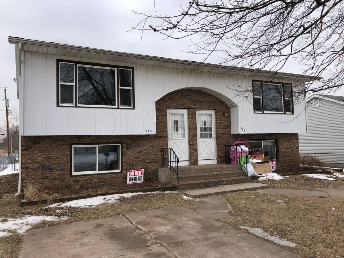 Apartment for rent at 607 7th St, Colona, IL 61241