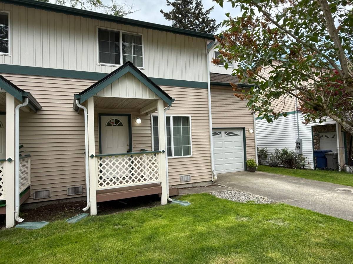 Townhouse for rent at 1826 98th Place SW, Everett, WA 98204