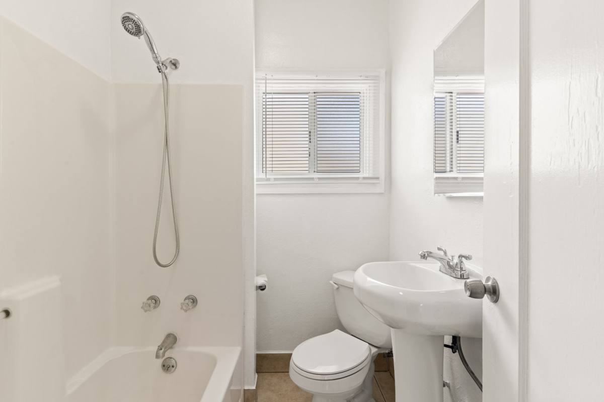 Apartment for rent at 514 W Macarthur Blvd #3, Oakland, CA 94609