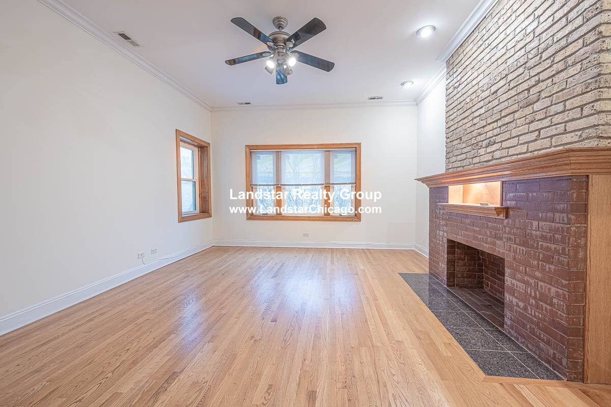 Apartment for rent at 754 W Bittersweet #3, Chicago, IL 60613