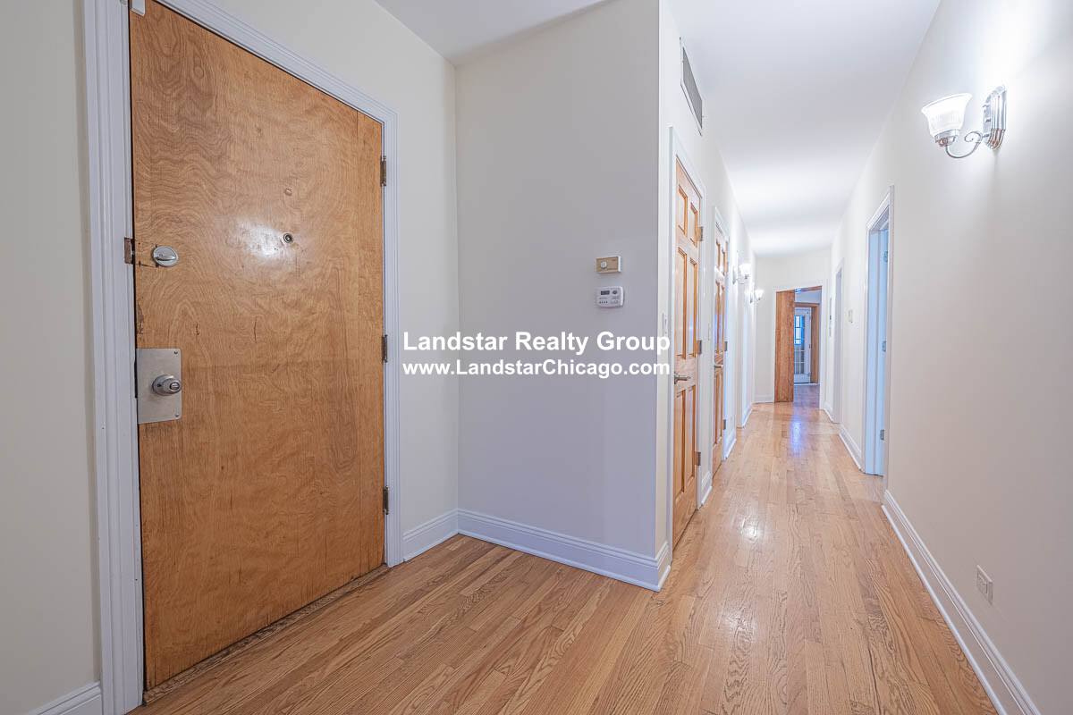 Apartment for rent at 754 W Bittersweet #3, Chicago, IL 60613