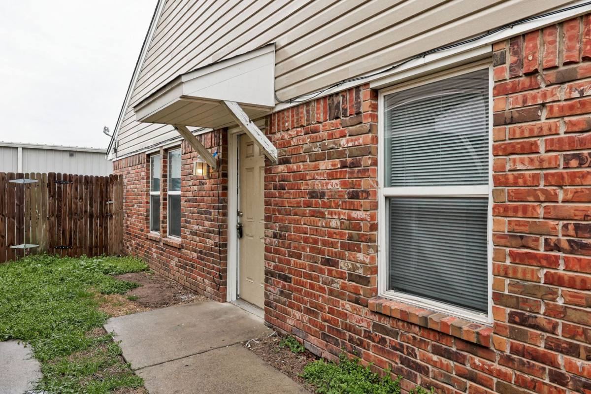 Townhouse for rent at 1310 Commerce Dr, Norman, OK 73071