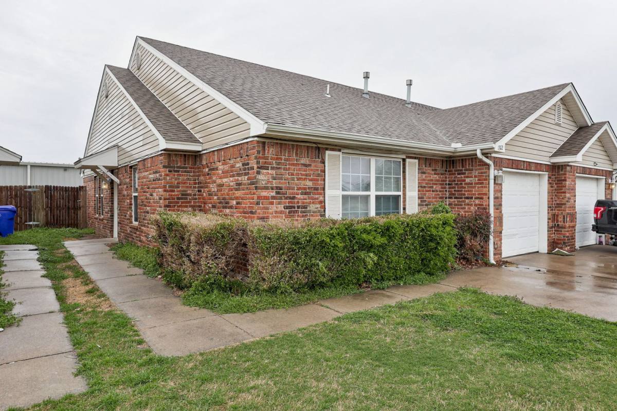 Townhouse for rent at 1310 Commerce Dr, Norman, OK 73071