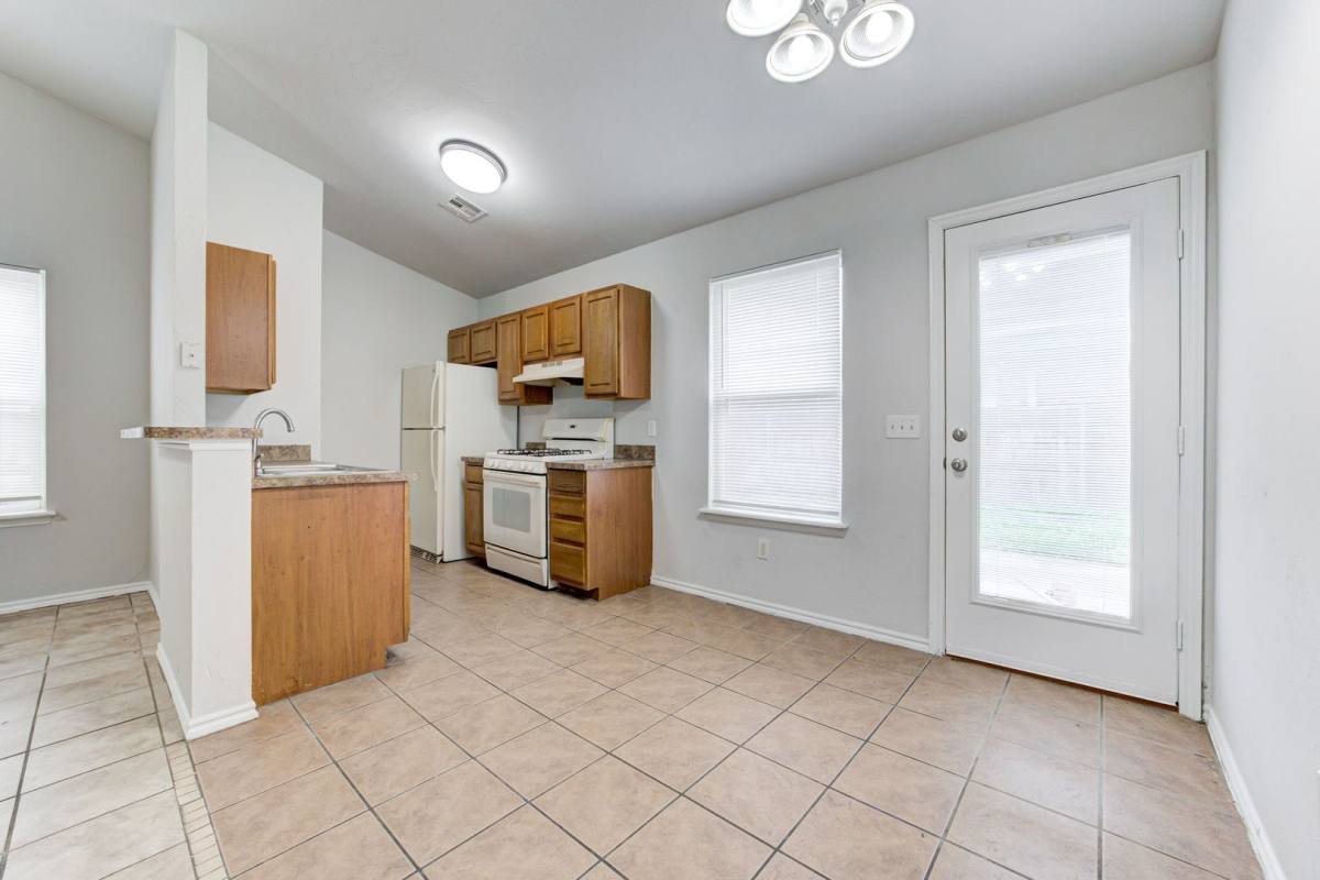 Townhouse for rent at 1310 Commerce Dr, Norman, OK 73071