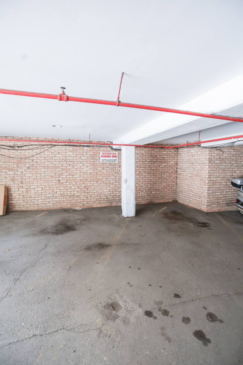 Apartment for rent at 516 W Melrose St #404, Chicago, IL 60657