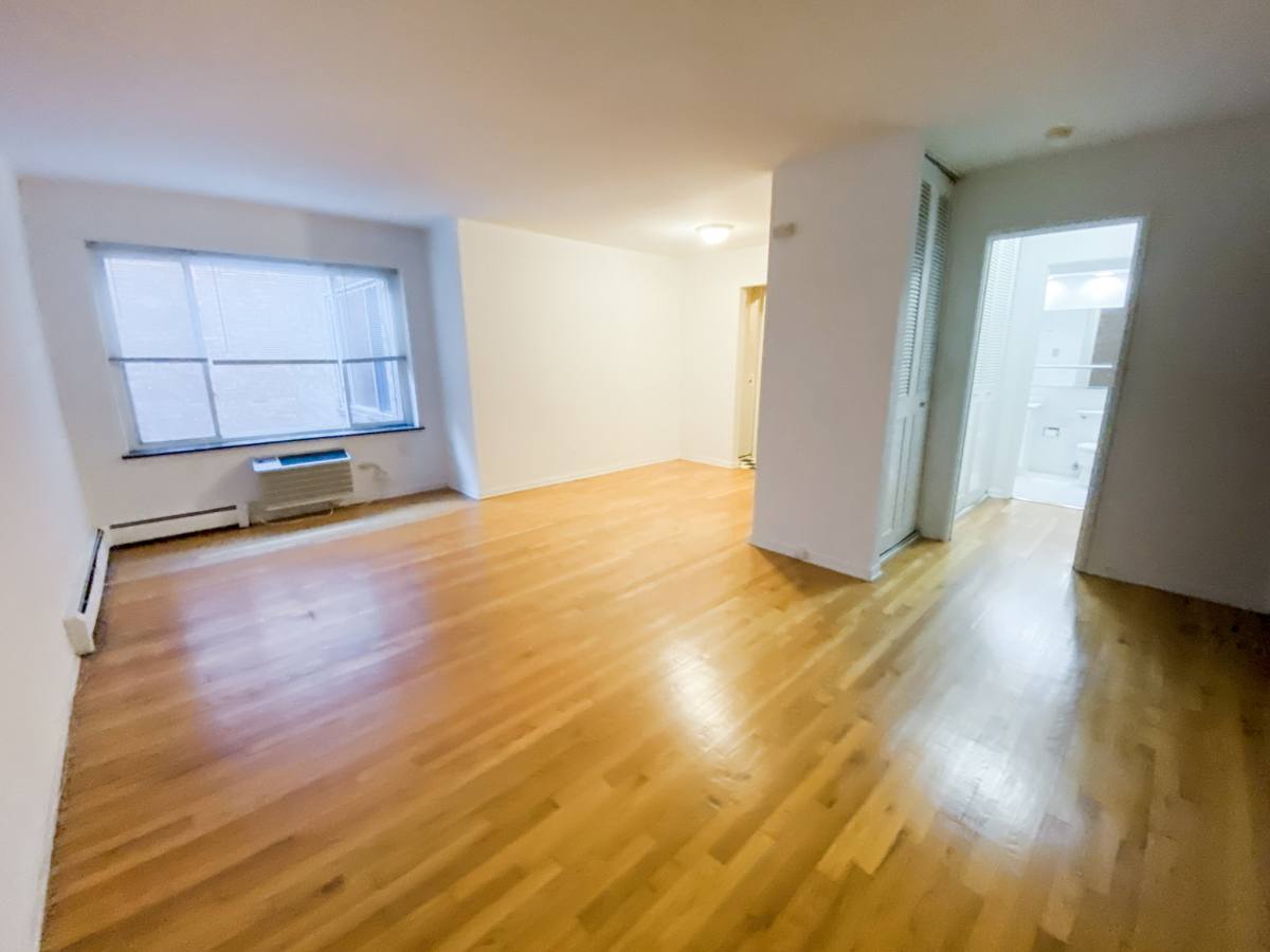 Apartment for rent at 516 W Melrose St #404, Chicago, IL 60657