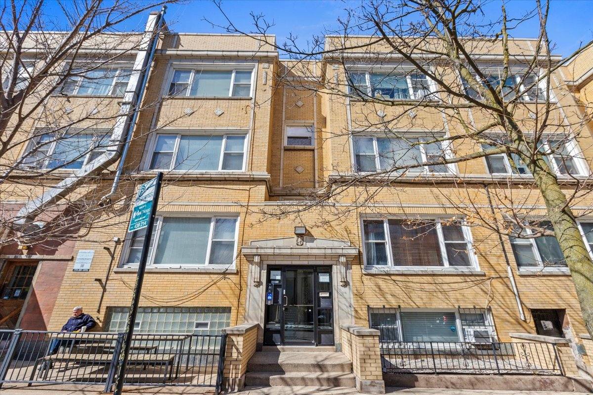 Apartment for rent at 442 W Arlington #2, Chicago, IL 60614