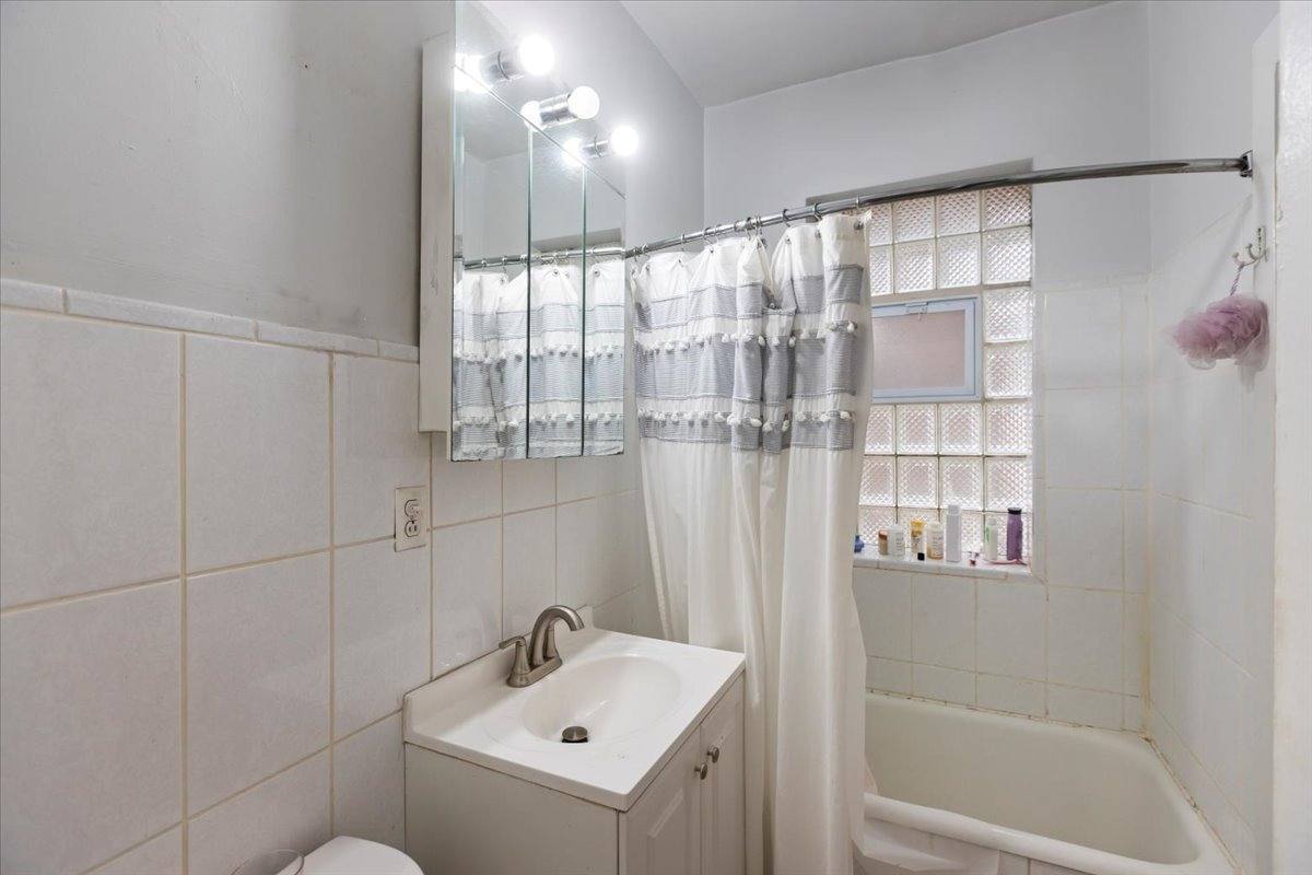 Apartment for rent at 442 W Arlington #2, Chicago, IL 60614