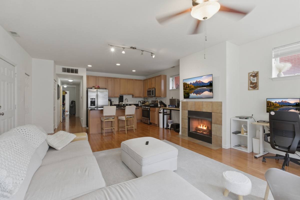 Condo for rent at 808 W University Lane #2B, Chicago, IL 60608