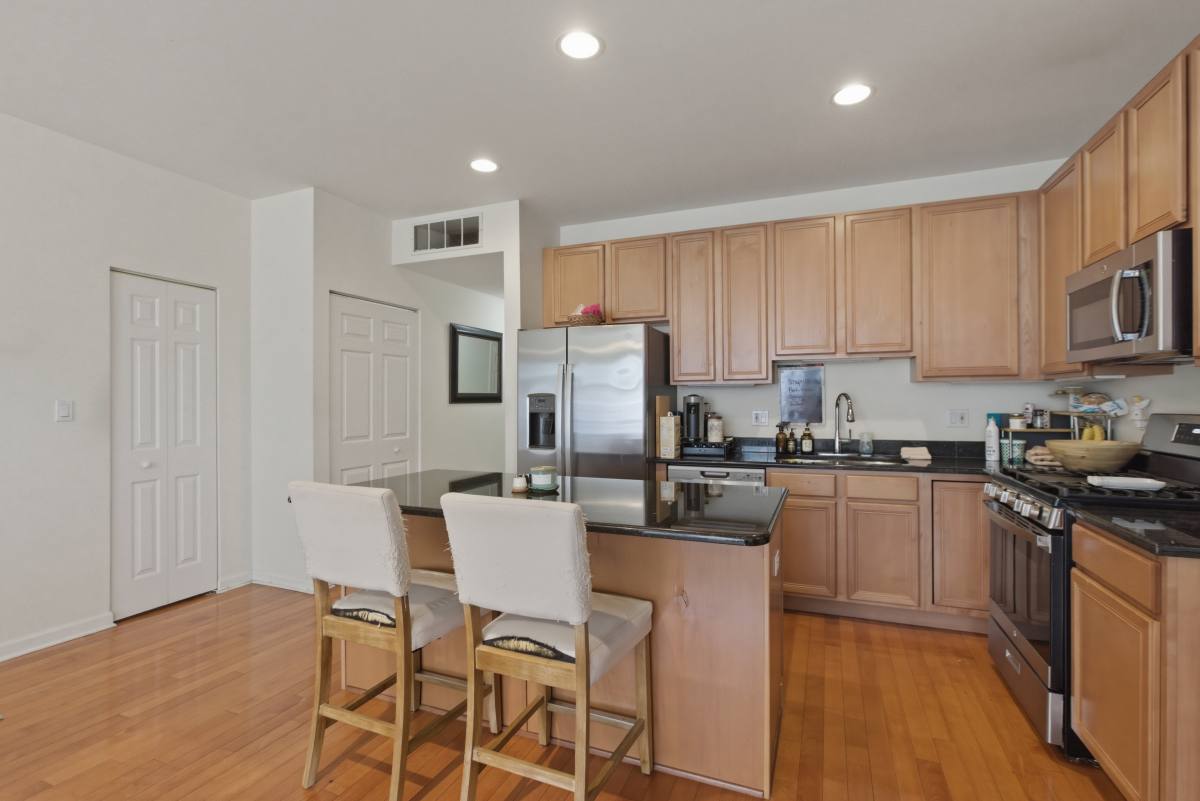 Condo for rent at 808 W University Lane #2B, Chicago, IL 60608
