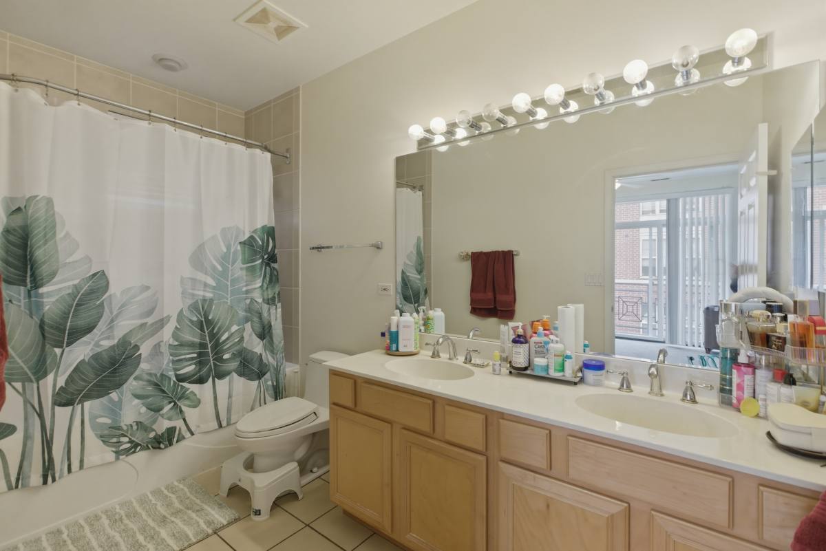 Condo for rent at 808 W University Lane #2B, Chicago, IL 60608