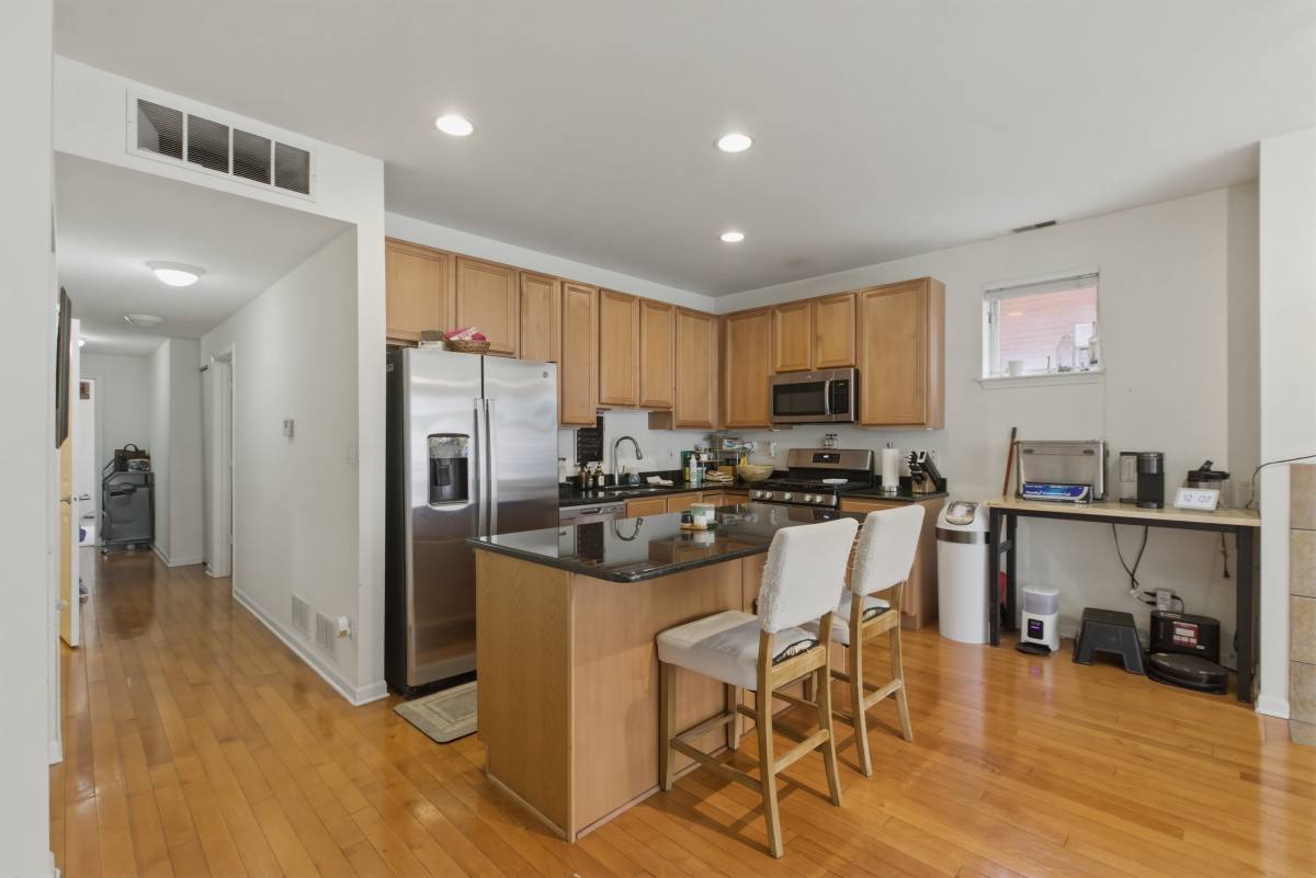 Condo for rent at 808 W University Lane #2B, Chicago, IL 60608