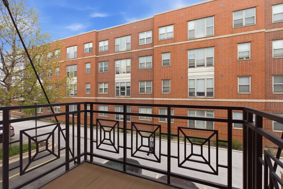 Condo for rent at 808 W University Lane #2B, Chicago, IL 60608
