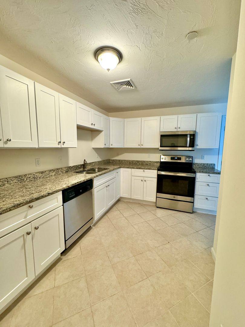 Apartment for rent at 5 Rogers Way, Lunenburg, MA 01462