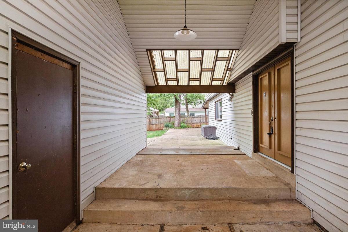 House for rent at 511 Avondale Dr, Sterling, VA 20164