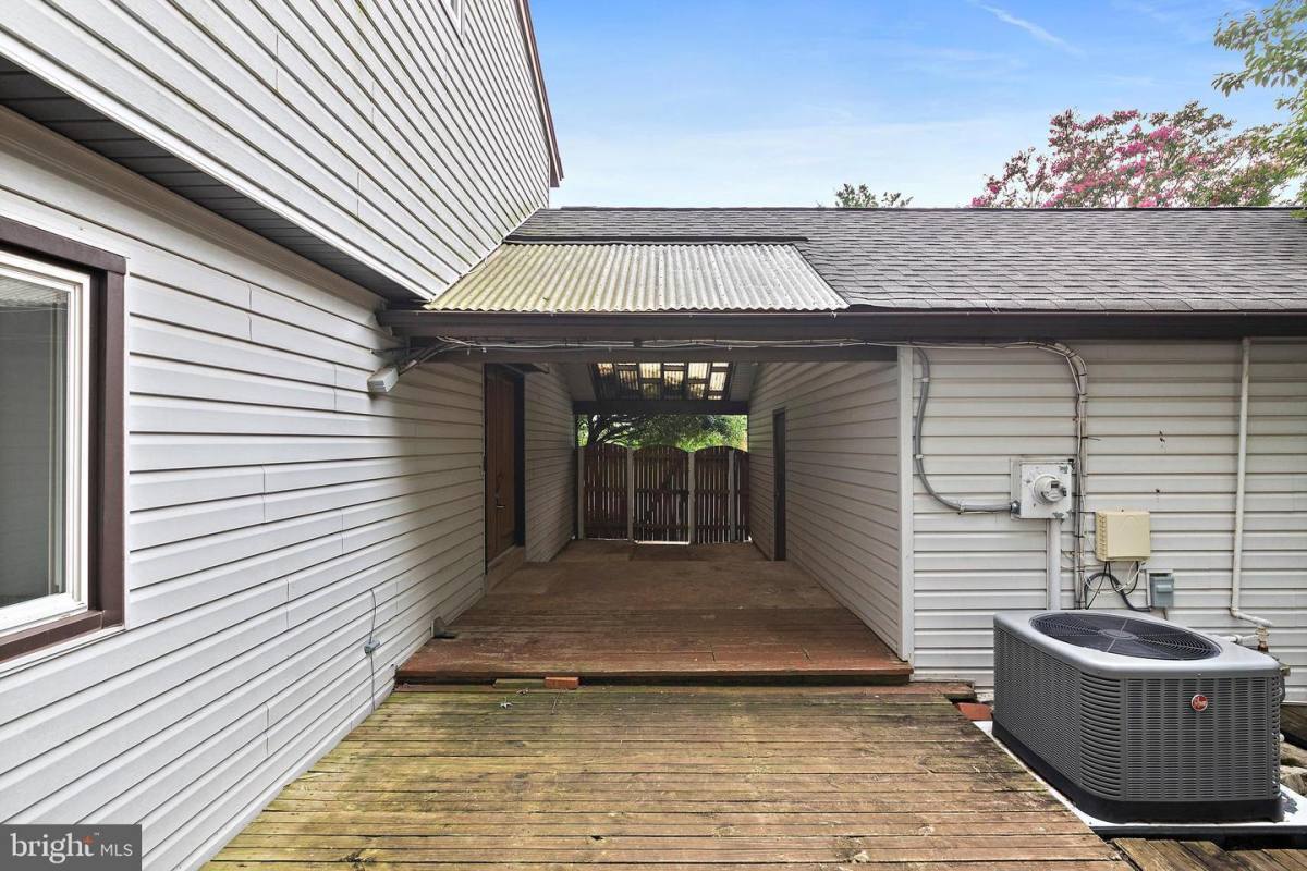 House for rent at 511 Avondale Dr, Sterling, VA 20164