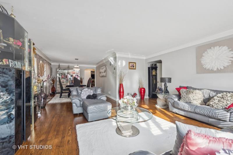 Apartment for rent at 2854 W Farragut Ave - 1st Floor, Chicago, IL 60625