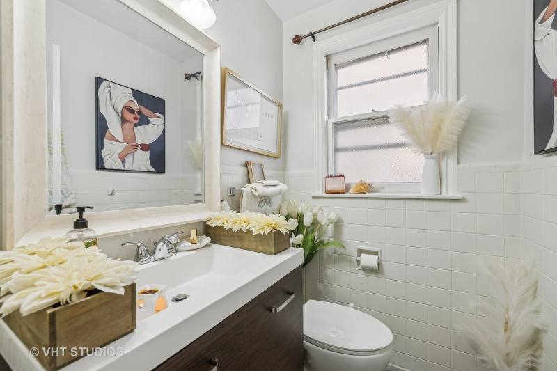 Apartment for rent at 2854 W Farragut Ave - 1st Floor, Chicago, IL 60625