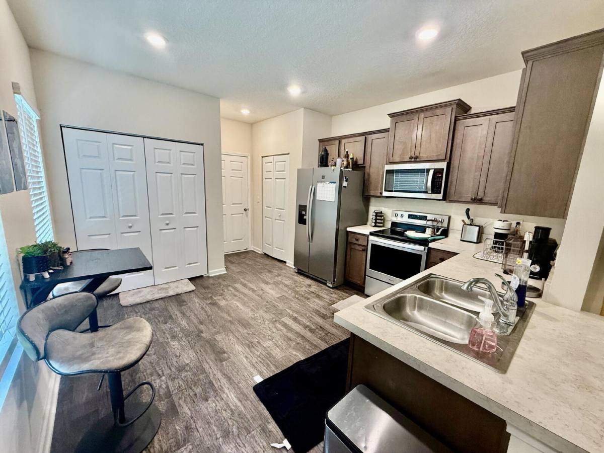 Townhouse for rent at 887 Capitol Parkway, Jacksonville, FL 32218