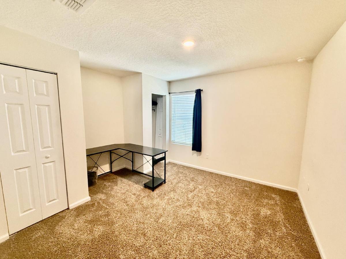 Townhouse for rent at 887 Capitol Parkway, Jacksonville, FL 32218