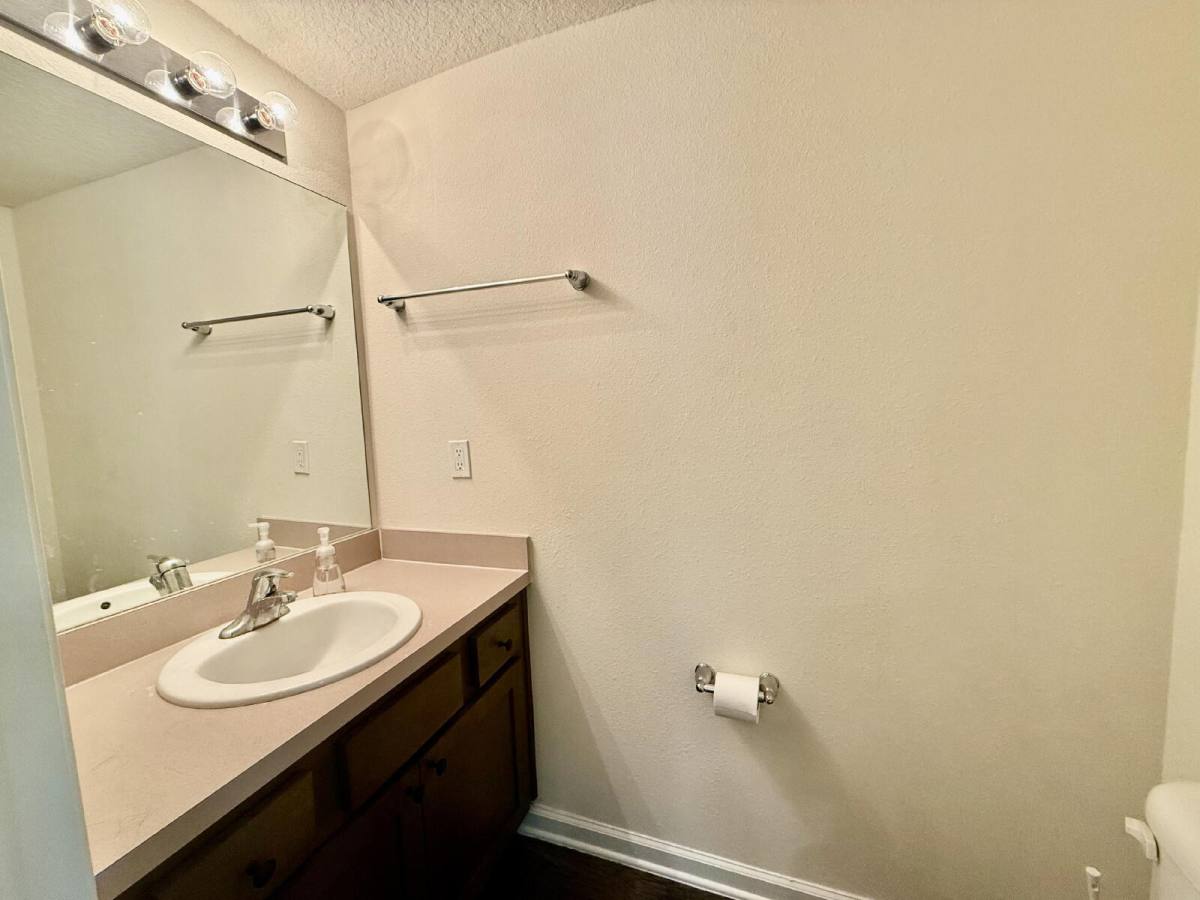 Townhouse for rent at 887 Capitol Parkway, Jacksonville, FL 32218