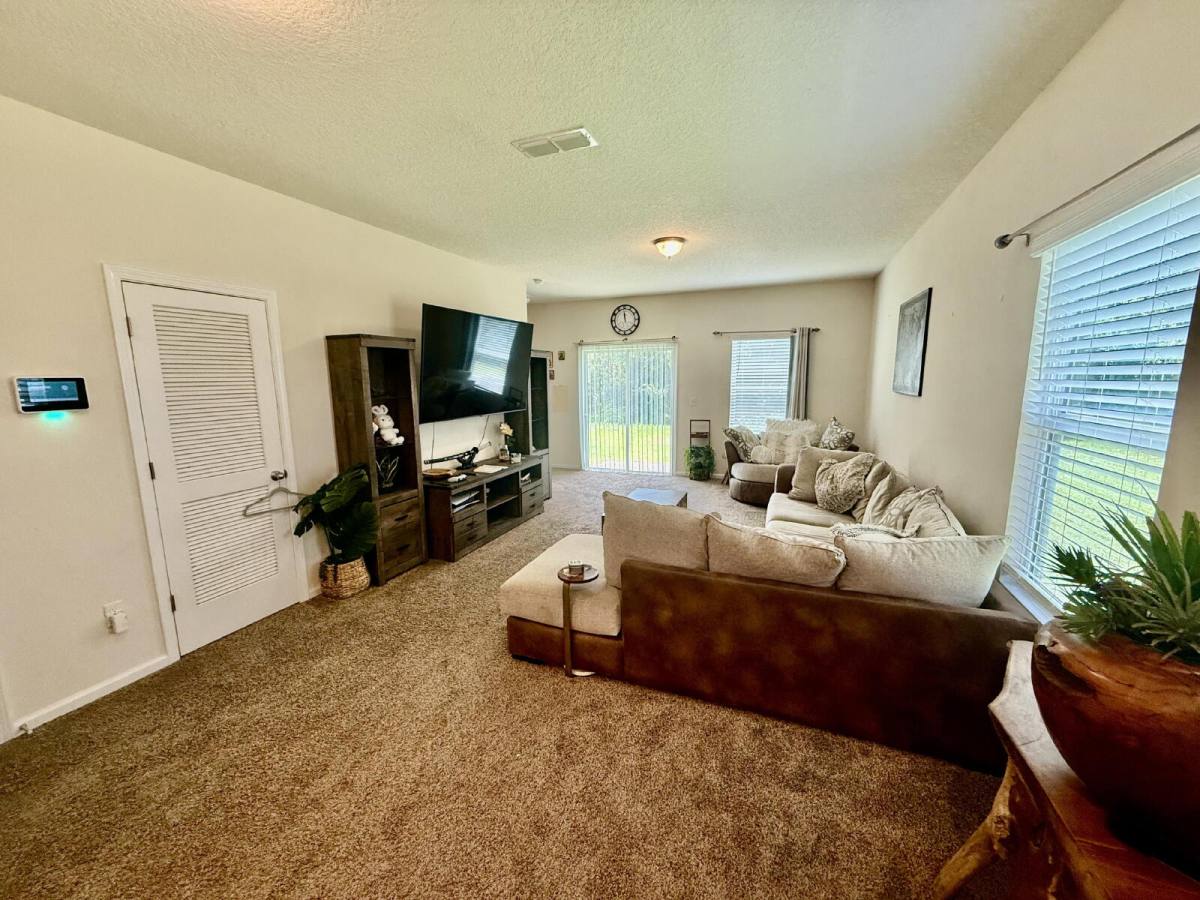 Townhouse for rent at 887 Capitol Parkway, Jacksonville, FL 32218