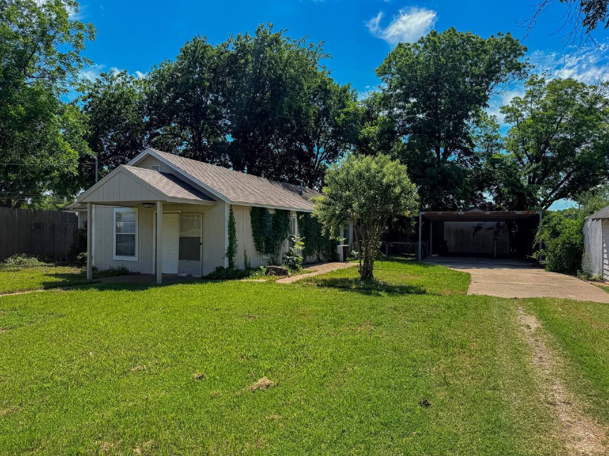 House for rent at 1705 N Robinson St, Cleburne, TX 76031