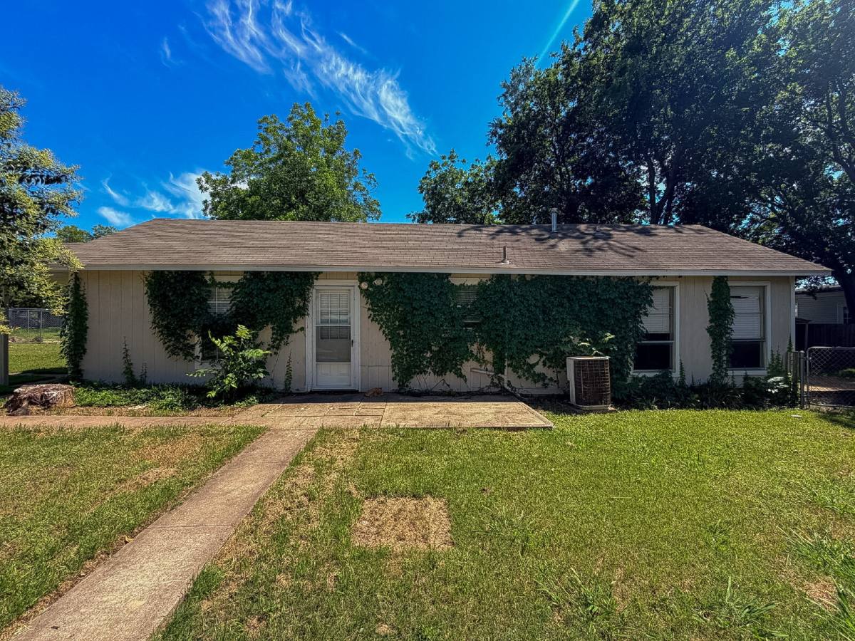 House for rent at 1705 N Robinson St, Cleburne, TX 76031