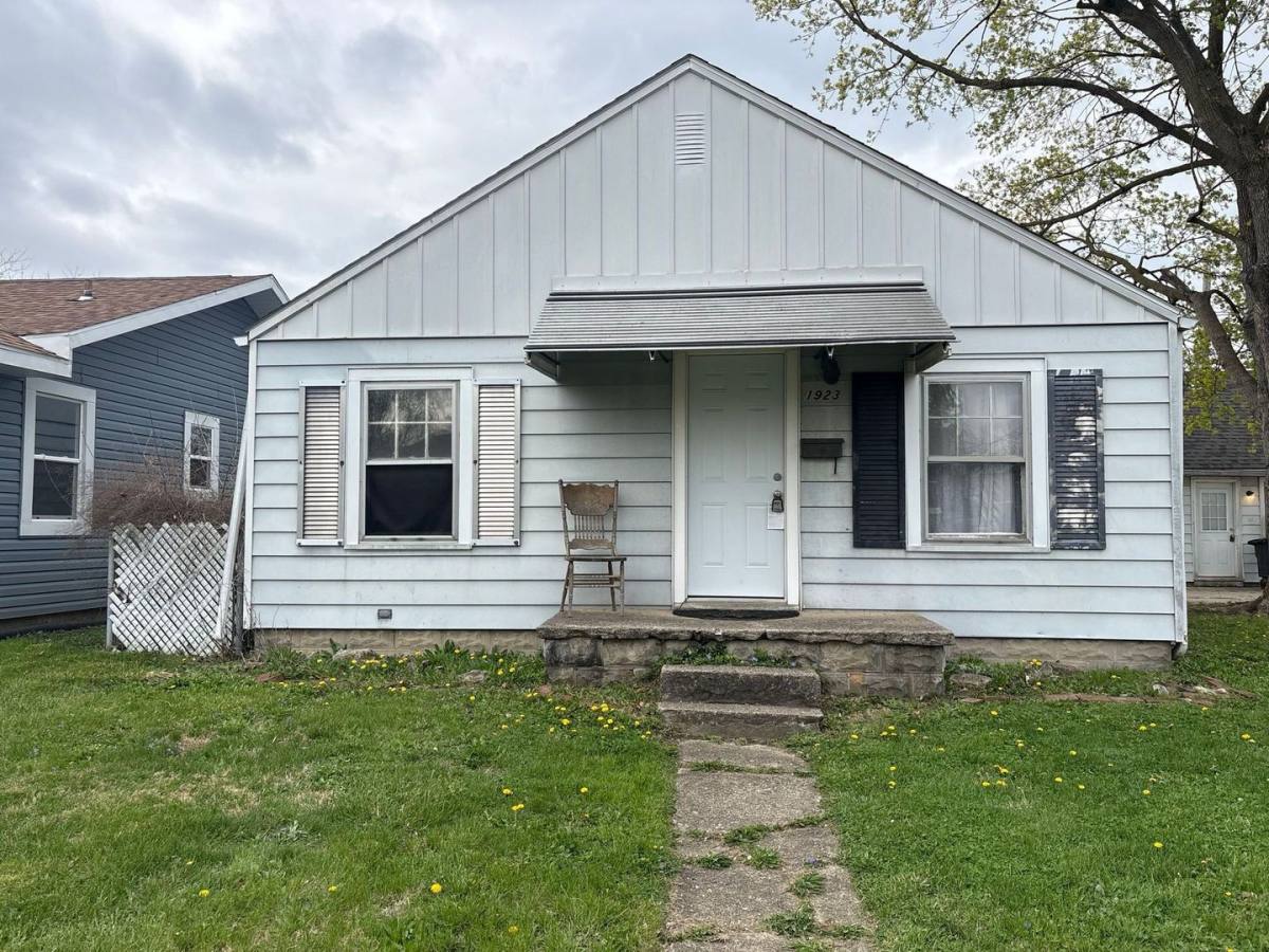 Apartment for rent at 1921 & 1923 S Hackley St, Muncie, IN 47302