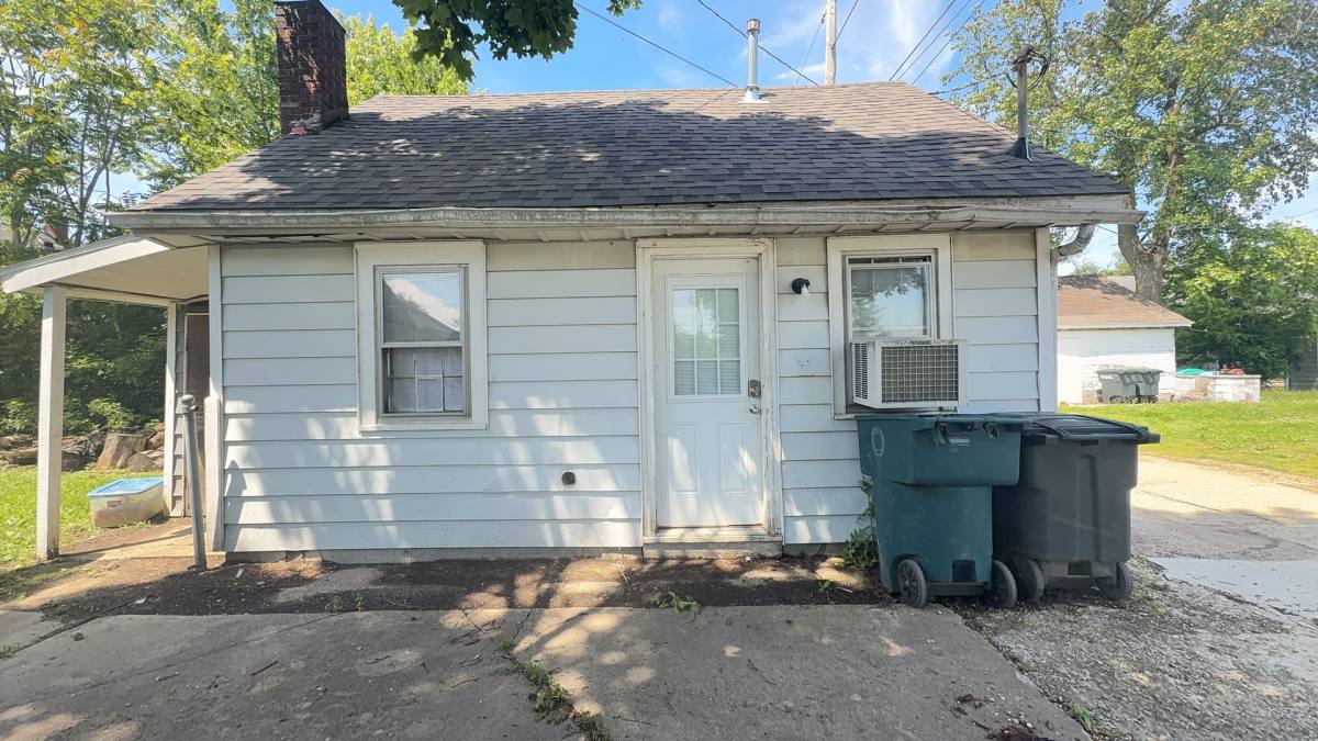 Apartment for rent at 1921 & 1923 S Hackley St, Muncie, IN 47302