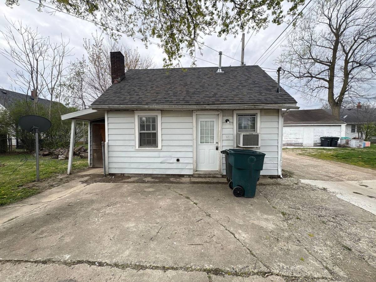 Apartment for rent at 1921 & 1923 S Hackley St, Muncie, IN 47302