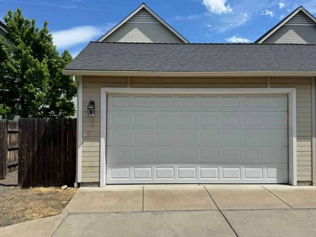 House for rent at 233 Wintersage Circle, Medford, OR 97504