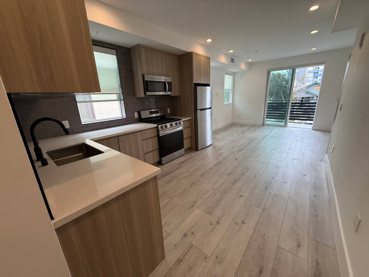 Apartment for rent at 924 S Catalina St #1, Los Angeles, CA 90006