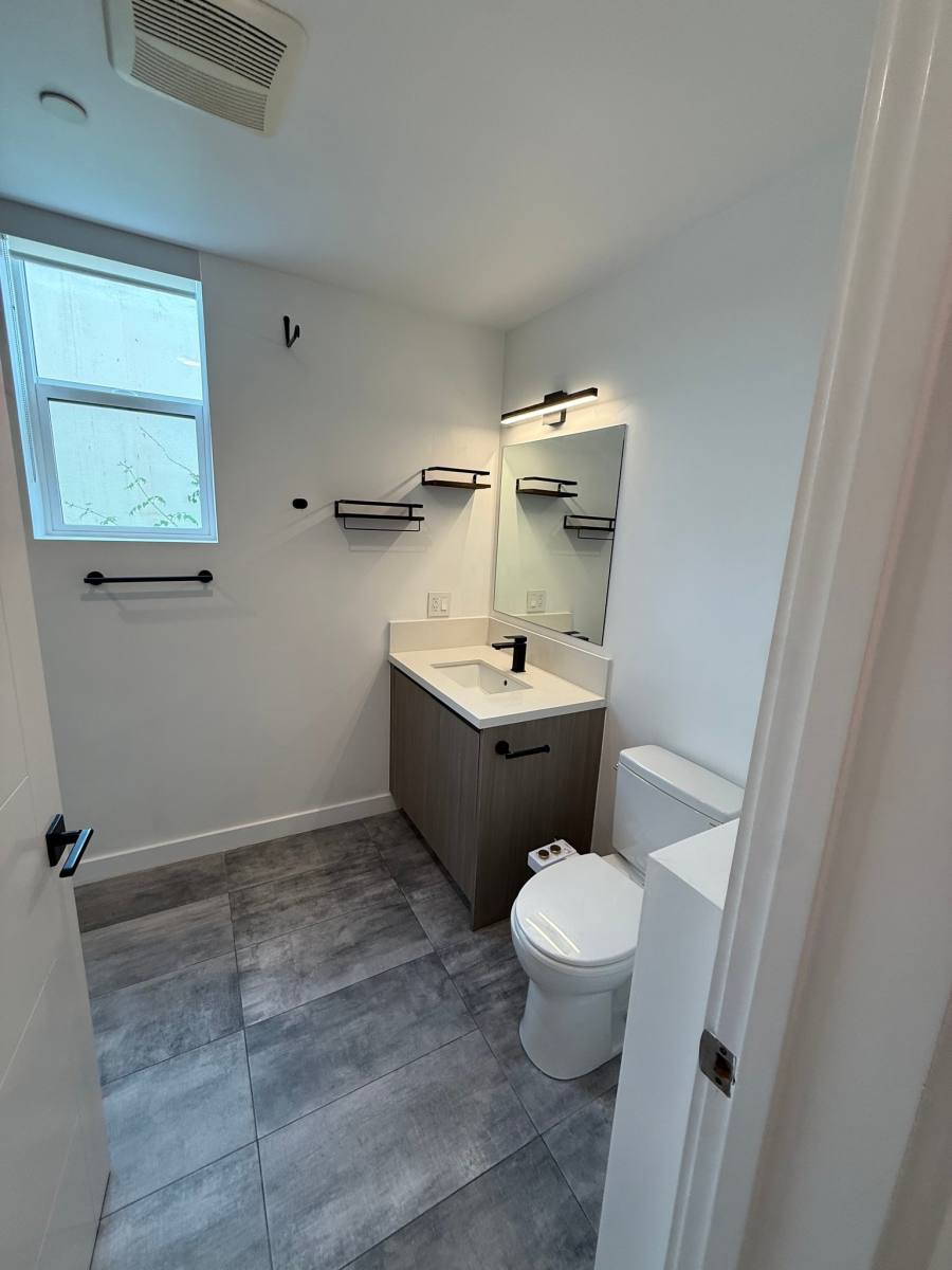 Apartment for rent at 924 S Catalina St #1, Los Angeles, CA 90006