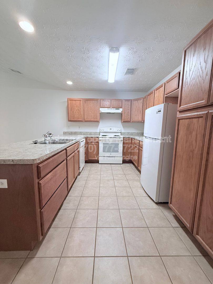 Apartment for rent at 4019 Hidden Hollow Dr, Gainesville, GA 30506