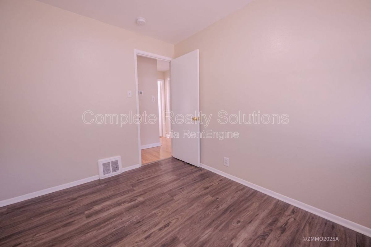 House for rent at 10200 Tappan Dr, St. Louis, MO 63137