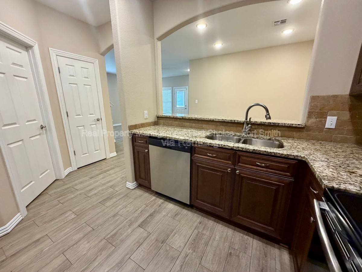 Townhouse for rent at 6605 Leightyn Lane, Barling, AR 72923