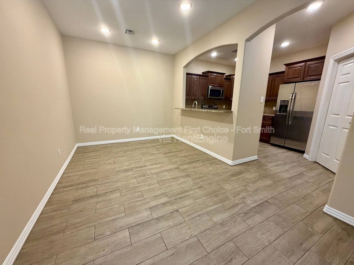 Townhouse for rent at 6605 Leightyn Lane, Barling, AR 72923