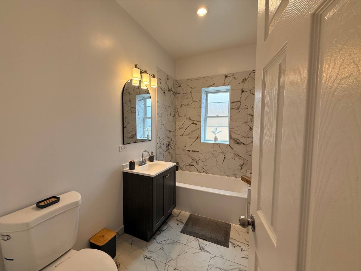Apartment for rent at 5678 W Washington Blvd #3, Chicago, IL 60644